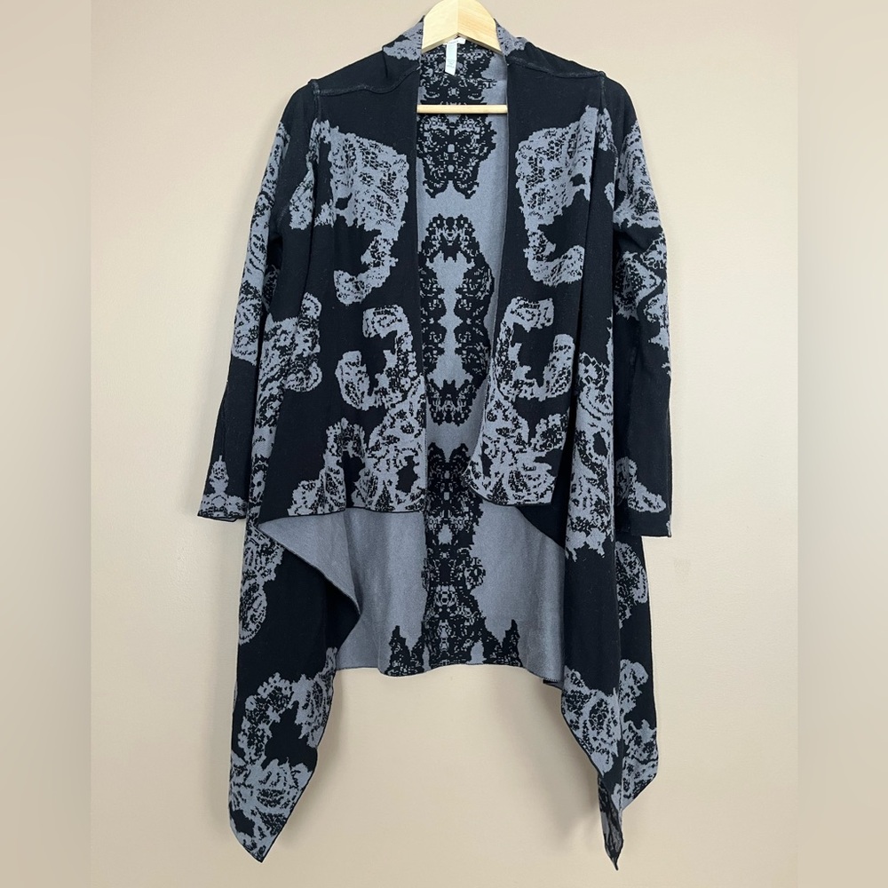 {Soma} Jacquard Cotton Reversible Sweater Wrap Cardigan in Grey & Black - Medium